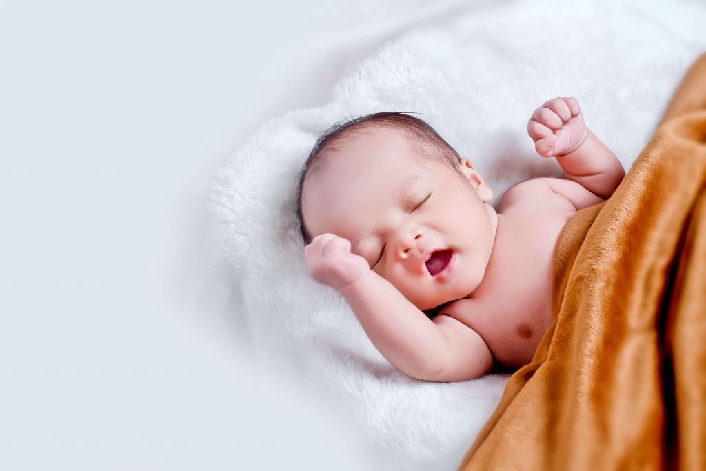 Neonato che dorme - posizione corretta per far addormentare un neonato - supino