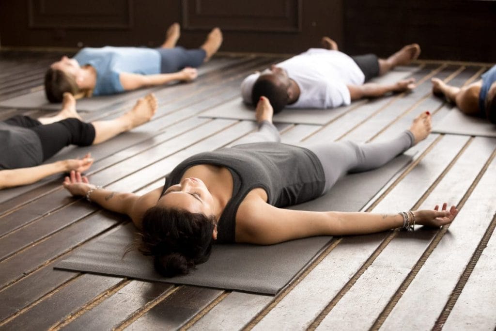 Persone stese a pancia in su - rilassamento - esercizi yoga prima di dormire